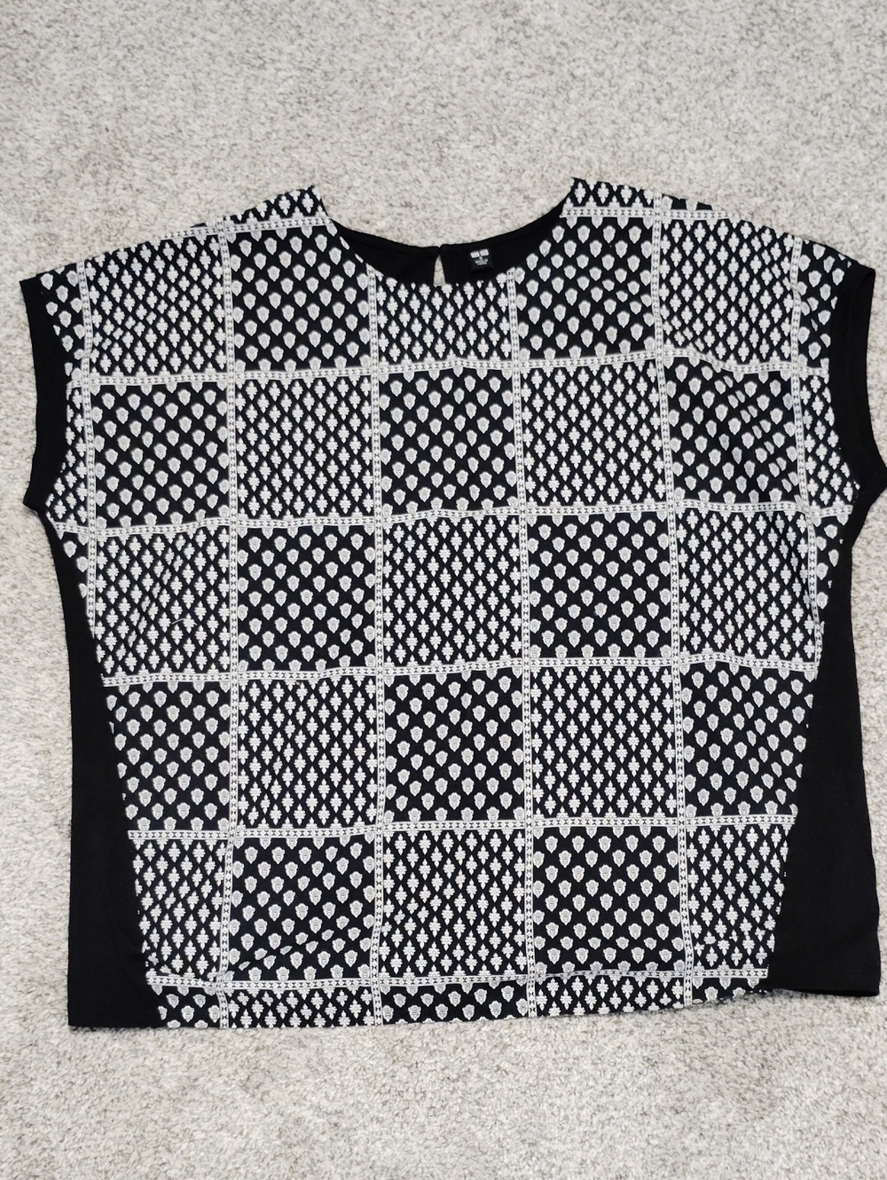 Uniqlo Black and White Short Sleeve Patterned Top